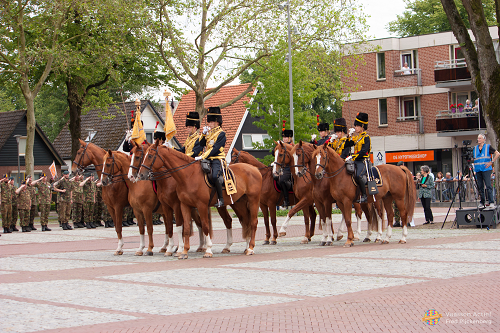 Beëdiging militairen op Marktplein Epe