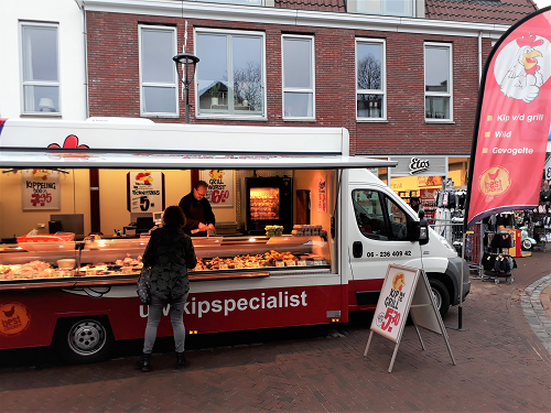 Marktpoelier Henny Leerkes van start op de zaterdagmarkt in Vaassen