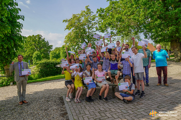 Wethouder Wiersinga feliciteert scholieren met behalen verkeersexamen