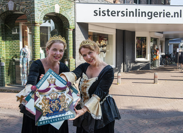 100 Jaar Hullegie-ondernemers in gemeente Epe Sisters In Lingerie ontvangt Predicaat Hofleverancier