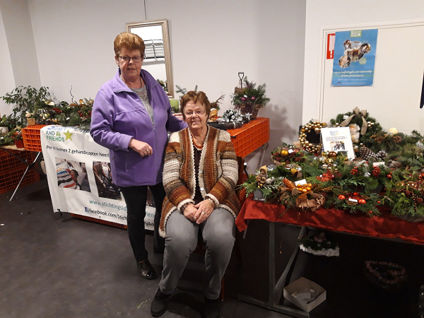 Zwaantje en Johanna laatste jaar kerstbakjes maken voor Sidney and Friends