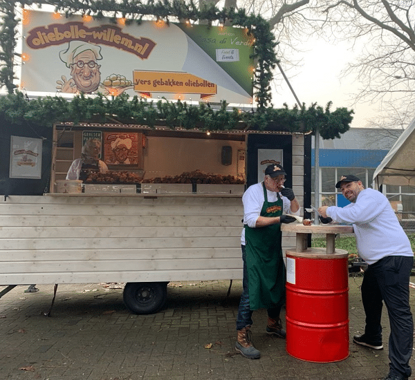 Oliebolle Willem bakt ze bruin in Vaassen en omstreken.