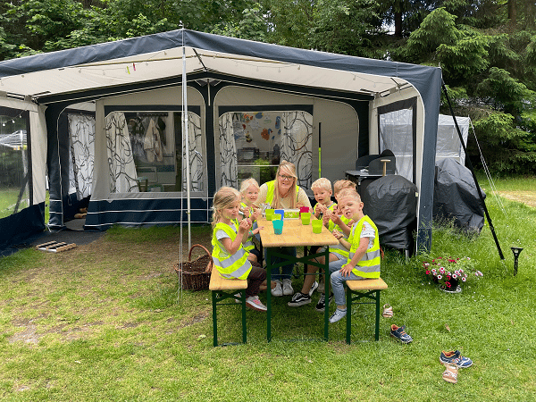 Peuters van KOM Kinderopvang gaan naar de camping