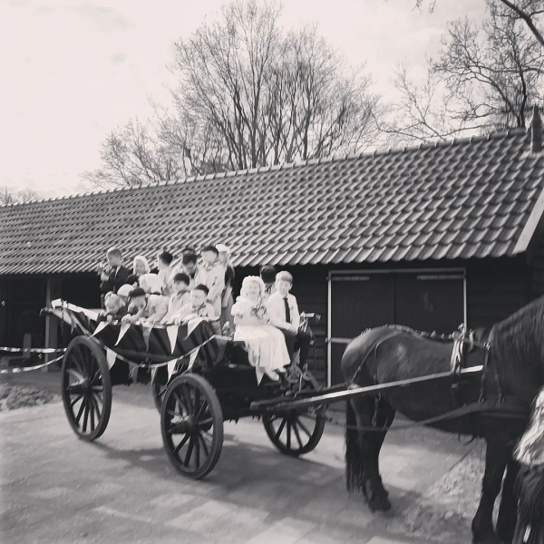 Schoolkinderen maken een replica Boerenbruiloft bij Museum Hagedoorns Plaatse Epe