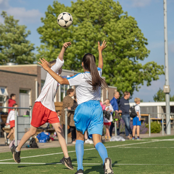 Geslaagd schoolkorfbaltoernooi in zon en regen