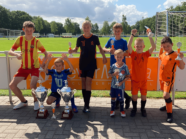 Levi van Essen en Koen Huiskamp grote winnaars Andre van ’t Ende penaltybokaal 2022 jeugd v.v. Emst