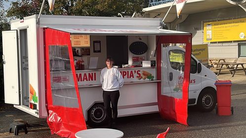 Mani Loempia Foodtruck op het marktplein in Vaassen.