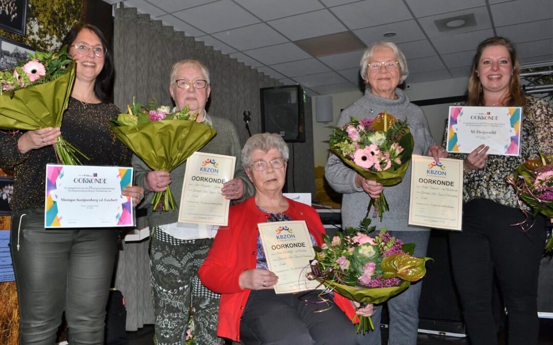 Jubilarissen bij nieuwjaarsborrel zangvereniging Zang & Vriendschap Emst