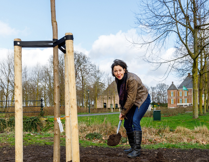 Wethouder Annemiek van Loon plant boom bij Kasteel Cannenburch in Vaassen.