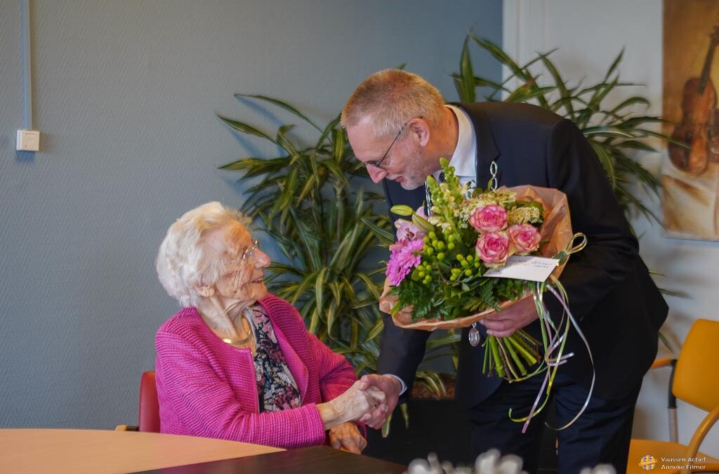 Mevrouw W. Sneller-Knippenberg oudste inwoonster van de gemeente Epe