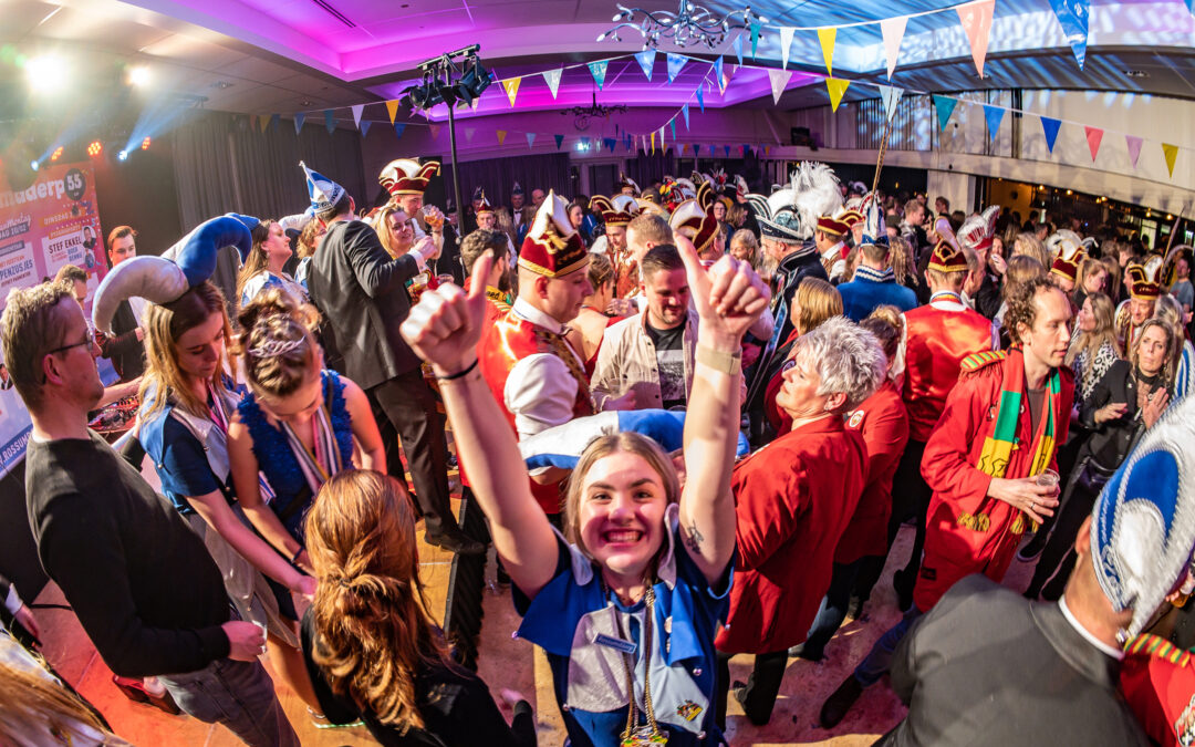 Rossumdaerpers presenteren programma van carnaval tijdens het Prinsenbal op 14 januari