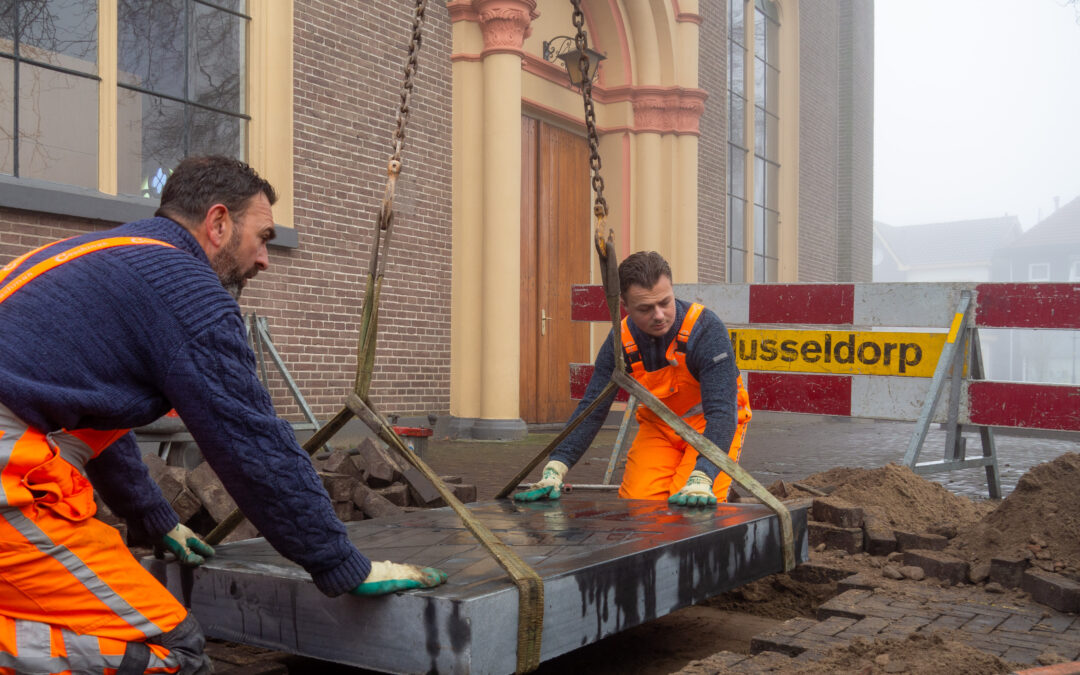 Gedenksteen geplaatst bij de Dorpskerk in Vaassen