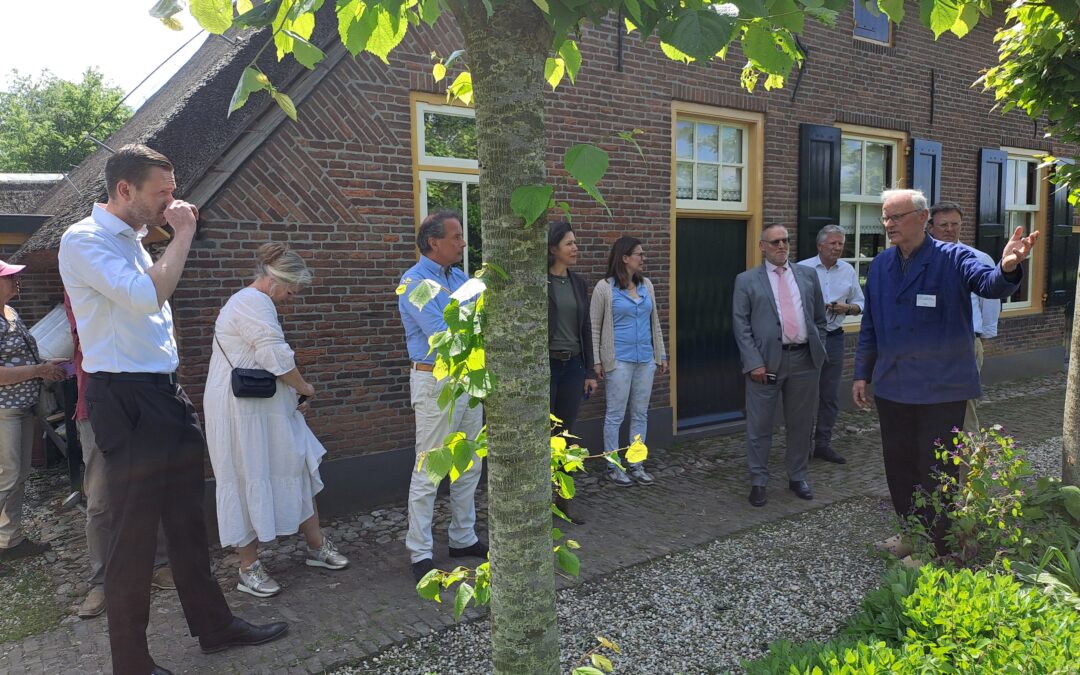 Werkbezoek burgemeester en wethouders aan Veluws Museum Hagedoorns Plaatse