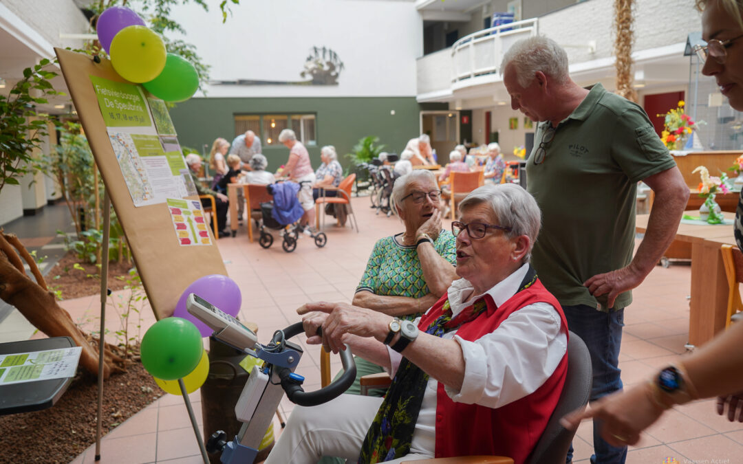 Bewoners Speulbrink fietsen fietsvierdaagse in Vaassen met behulp van het fietslabyrint.