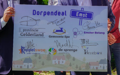 Tijdens het dorpbezoek van het College aan Emst word ook het Dorpendeal getekend voor “het veldje” achter de Hezebrink