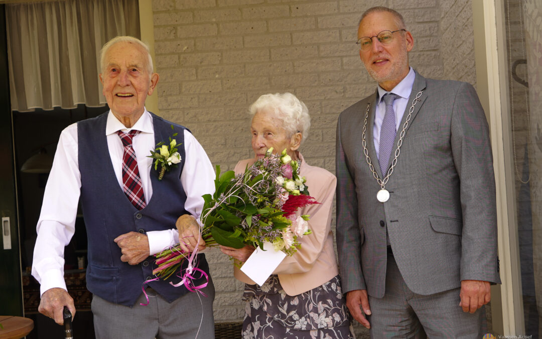 Burgemeester op bezoek bij bruidspaar Van ’t Einde-Witteveen. Zij zijn op 2 september 65 jaar getrouwd.