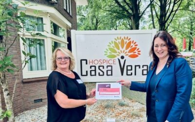 Monuta reikt cheque uit aan Hospice Casa Vera in Epe.   