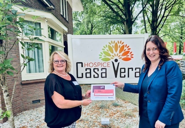 Monuta reikt cheque uit aan Hospice Casa Vera in Epe.   