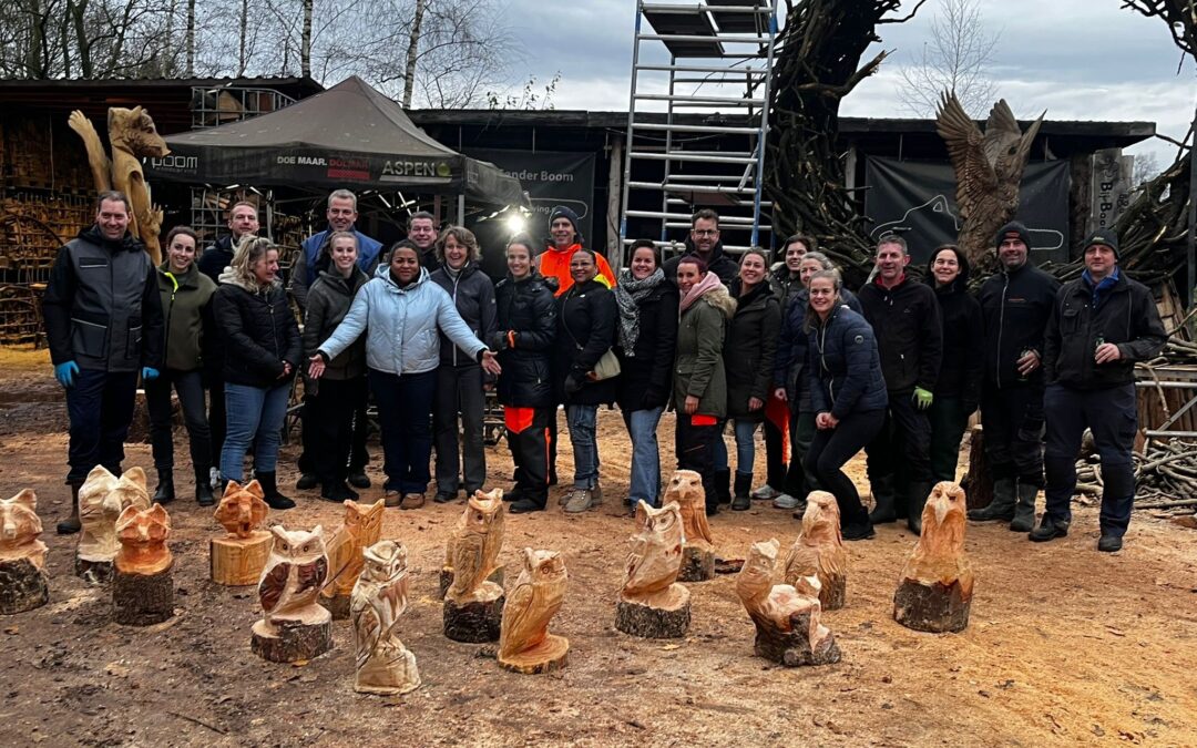 Vrijwilligers van Sportacrobatiek Vaassen uitgenodigd bij Boom Woodcarving