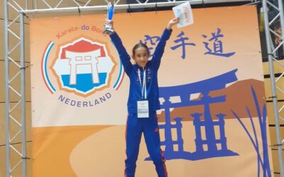 Karate-talent Elyza Latuely schittert op NK in Zwolle